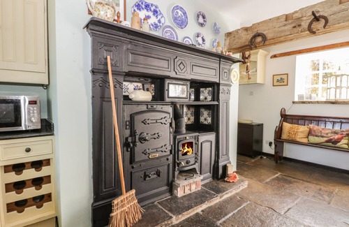 Winestead Cottage | BRAMHILL BARNS, family friendly, with hot tub in Burton Pidsea