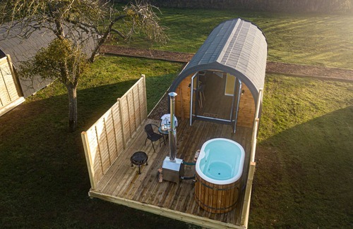 Wells Cabin | Bramley, Apple Tree Glamping - a chalet that sleeps 2 guests in 1 bedroom