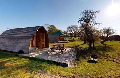 Leighton Buzzard House | Bramley - Delightful en-suite wigwam with hot tub