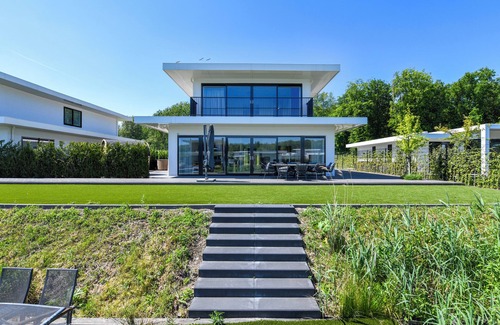 Zeewolde House | Brand-new 10-person waterfront villa with hot tub, sauna, trampoline and private jetty – perfect for a luxury family getaway.