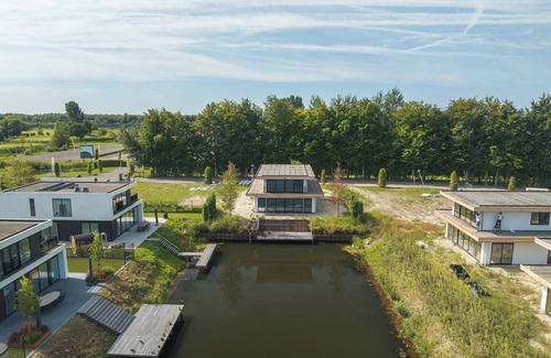 Zeewolde House | Brand-new 10-person waterfront villa with hot tub, sauna, trampoline and private jetty – perfect for a luxury family getaway.