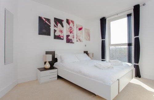 Coldharbour Apartment | Brand New 2 Bedroom 2 Bath Flat at Brixton Station and O2 for Max 7 Guests
