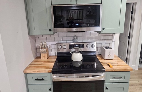 Lexington House | BRAND NEW 4-bedroom 3-bathroom "Cottage on Conrad"