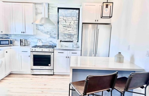 Townsite Villa | Brand New Beach House! Fun, Stroll to Downtown, Steps to Beach