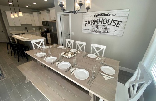 Hurricane Hotel | Brand new build 4B/3.5B in Zions Village w/Hot Tub
