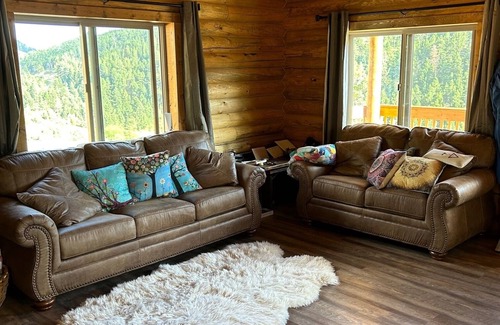 Gardiner Cabin | Brand new Cabin in the mountains next to Yellowstone National Park!