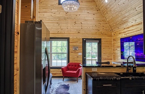 Hot Springs Cabin | Brand New Cabin with Hot Tub-Walk to Bathhouse Rown"The Cuckoo's Nest"