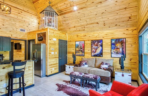Hot Springs Cabin | Brand New Cabin with Hot Tub-Walk to Bathhouse Rown"The Cuckoo's Nest"