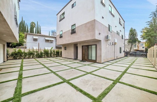 Sherman Oaks Apartment | BRAND-NEW Chic Nest in a prime location