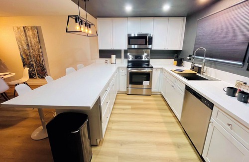 Chinatown Condo | BRAND NEW! Cozy 2br 2ba, 5min to Vegas Strip, Fast Wi-Fi, Street Parking