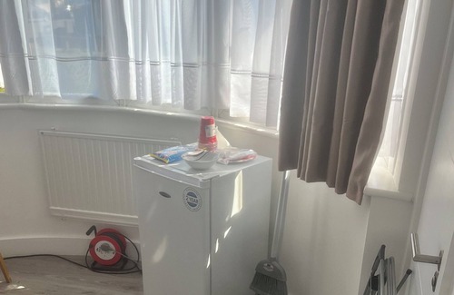 South Harrow Apartment | Brand New Double bed Studio Flat With Shared Kitchen