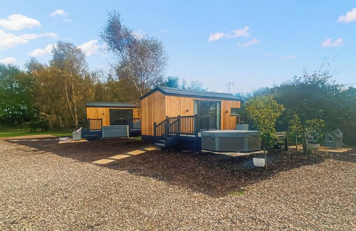 Holton Le Clay Ski Chalet | Brand new for 2021 is this stunning open plan modern hotel suite lodge.