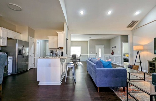 Hidden Valley House | Brand New Home ★ Huge Private Yard ★ Sleeps
