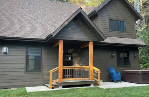 Coram Cabin | Brand New Prospector's Cabin with Hot-tub