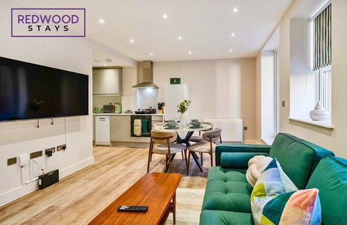 Rushmoor District Apartment | Brand New, Town Center, FREE FAST WiFi, Balcony by Redwood Stays