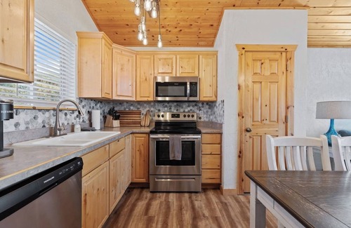 Fish Haven House | Brando Lodge | Lake Views - Hot Tub - Fire Pit