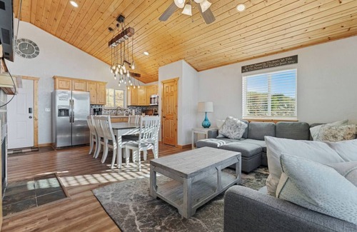 Fish Haven House | Brando Lodge | Lake Views - Hot Tub - Fire Pit