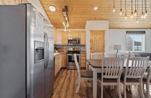 Fish Haven House | Brando Lodge | Lake Views - Hot Tub - Fire Pit