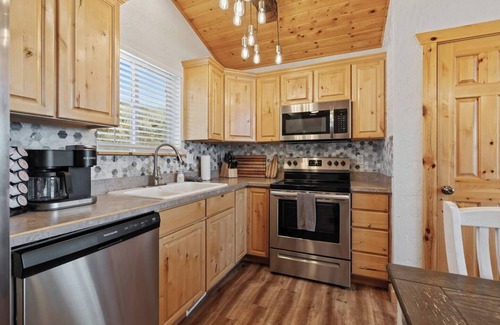 Fish Haven House | Brando Lodge | Lake Views - Hot Tub - Fire Pit