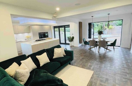 Worcester House | Branksome 4-House Sleeps 8 with Hot Tub & Parking