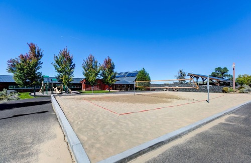 Powell Butte Cabin | Brasada Ranch | 2 King Suites | Beautiful Views
