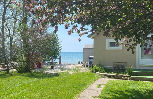Henderson Cottage | Breathtaking views- Updated 3-Bedroom Cottage Lake Ontario sunrise to sunset