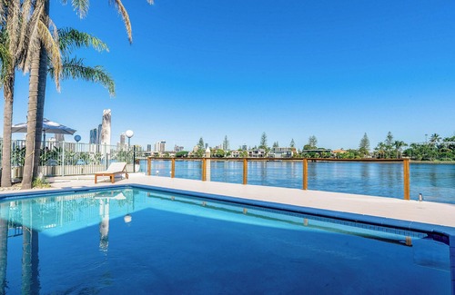 Surfers Paradise House | "Breeze on Sunset" 7 Bedroom Waterfront Haven in Surfers Paradise