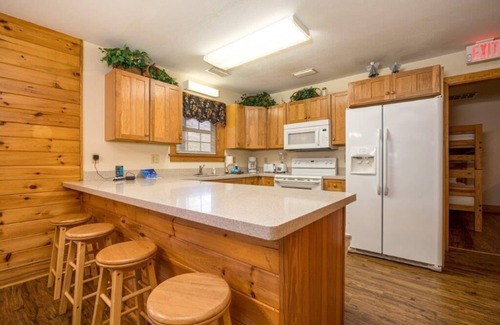 Pigeon Forge Condo | Briarstone Lodge Condo 13F - Three Bedroom Condo