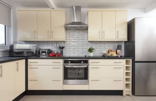 Goonhavern Apartment | Bridge Apartment - an apartment that sleeps 6 guests in 3 bedrooms