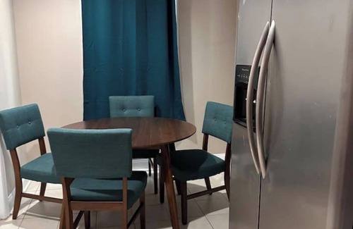 North Valley Stream House | Bright 2 BR 8 min from JFK, 4 min from US and Mall, Free Street Parking 24/7.