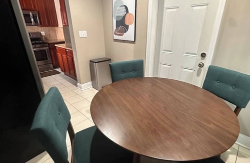 North Valley Stream House | Bright 2 BR 8 min from JFK, 4 min from US and Mall, Free Street Parking 24/7.