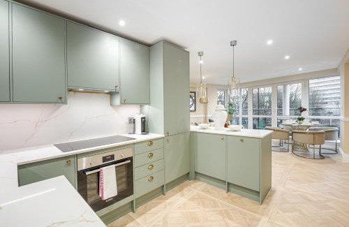 Turnham Green Apartment | Bright 2Bd 2Bth Apartment with Private Balcony and AC