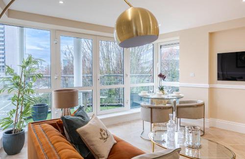 Turnham Green Apartment | Bright 2Bd 2Bth Apartment with Private Balcony and AC