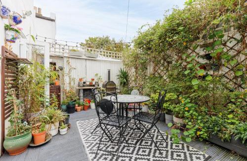 Woodside Apartment | Bright 2BR Garden Flat in South Norwood