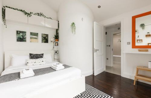 Woodside Apartment | Bright 2BR Garden Flat in South Norwood