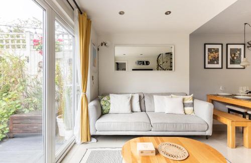 Woodside Apartment | Bright 2BR Garden Flat in South Norwood