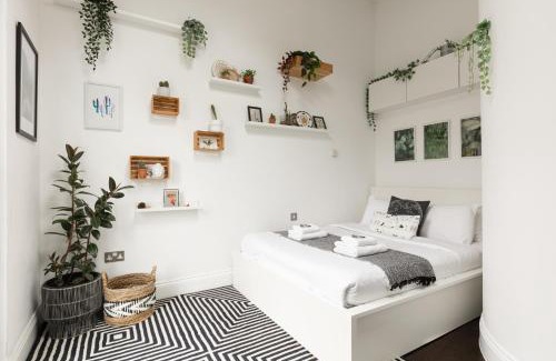 Woodside Apartment | Bright 2BR Garden Flat in South Norwood