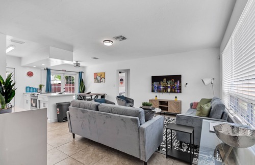 West Hollywood House | Bright 3BR Home Private Pool, 18 mins to Ocean