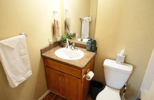 Redmond House | Bright 4-bedroom home near Airport & Bend