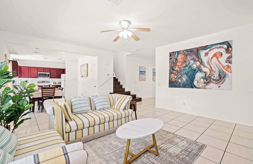 Moreno Valley House | Bright & Airy 5B Home Workspace & Outdoor Lounge