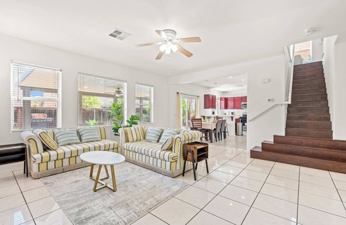 Moreno Valley House | Bright & Airy 5B Home Workspace & Outdoor Lounge