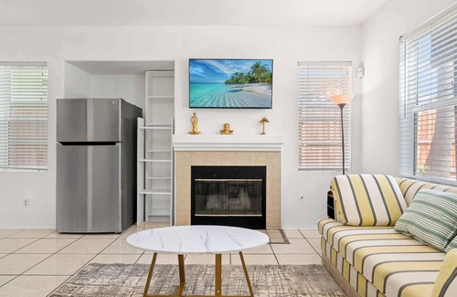Moreno Valley House | Bright & Airy 5B Home Workspace & Outdoor Lounge