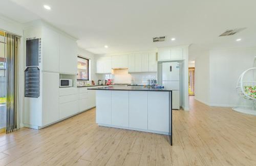 Waikiki House | Bright Airy Retreat with Garden