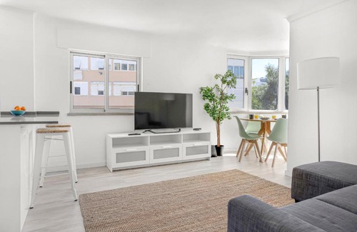 Linda-a-Velha Apartment | Bright Alges Apartment