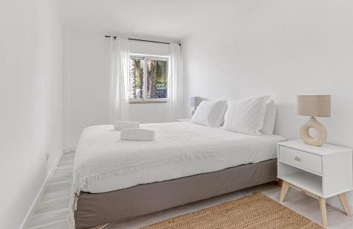 Linda-a-Velha Apartment | Bright Alges Apartment