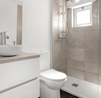 Linda-a-Velha Apartment | Bright Alges Apartment