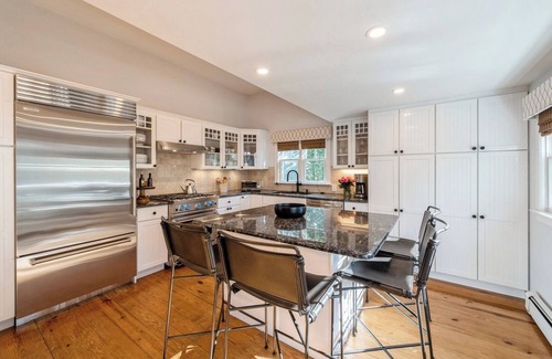 East Hampton North House | Bright and airy East Hampton cottage, walk to town, bike to beach!