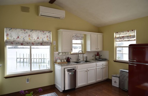 Reedville Cottage | Bright and Cheery Cottage with Endless Water Views
