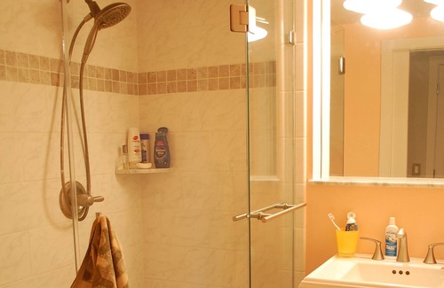 Annapolis House | Bright and cheery home. Just a short 2 blocks from the beach.