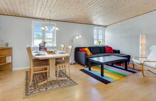 Reersø Apartment | Bright apartment located in a quiet area, close to the sandy beach.